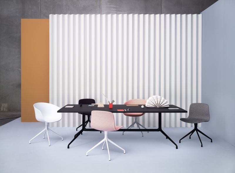 Schwarzer About A Table AAT10 Tisch von Hay mit farbigen Stühlen im modernen Büro.